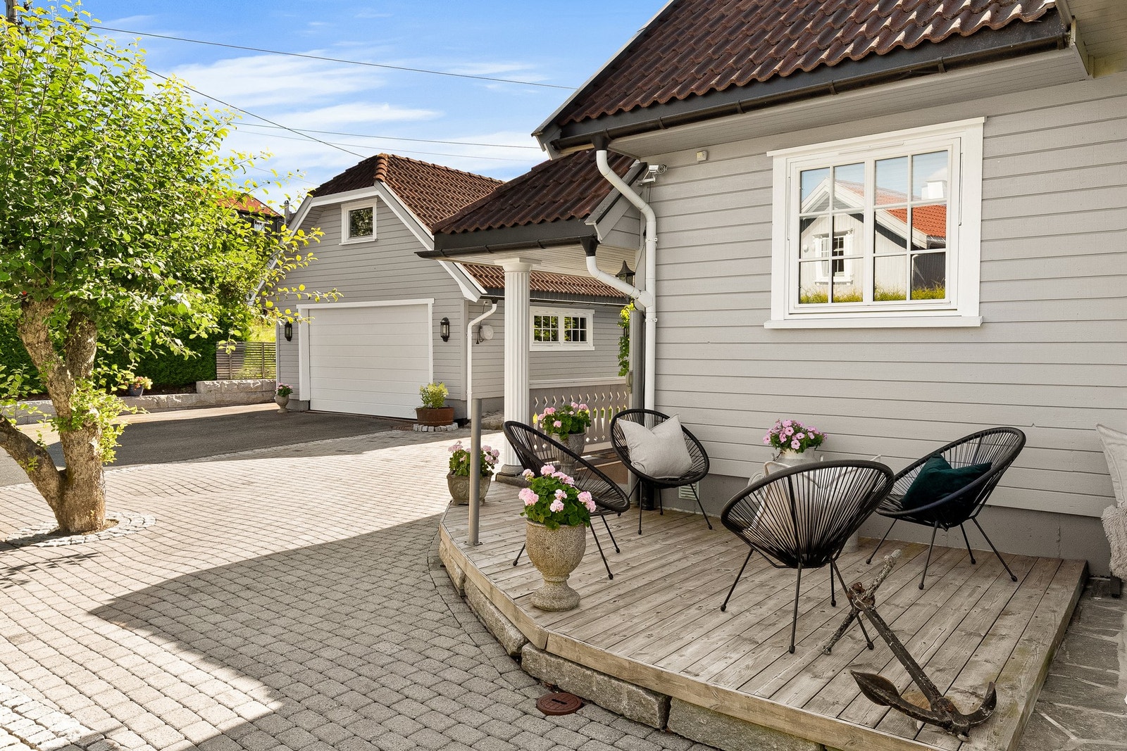 Ved inngangen er det laget en fin uteplass, her er det også ankomst til boligens kjelleretasje Galleribilde