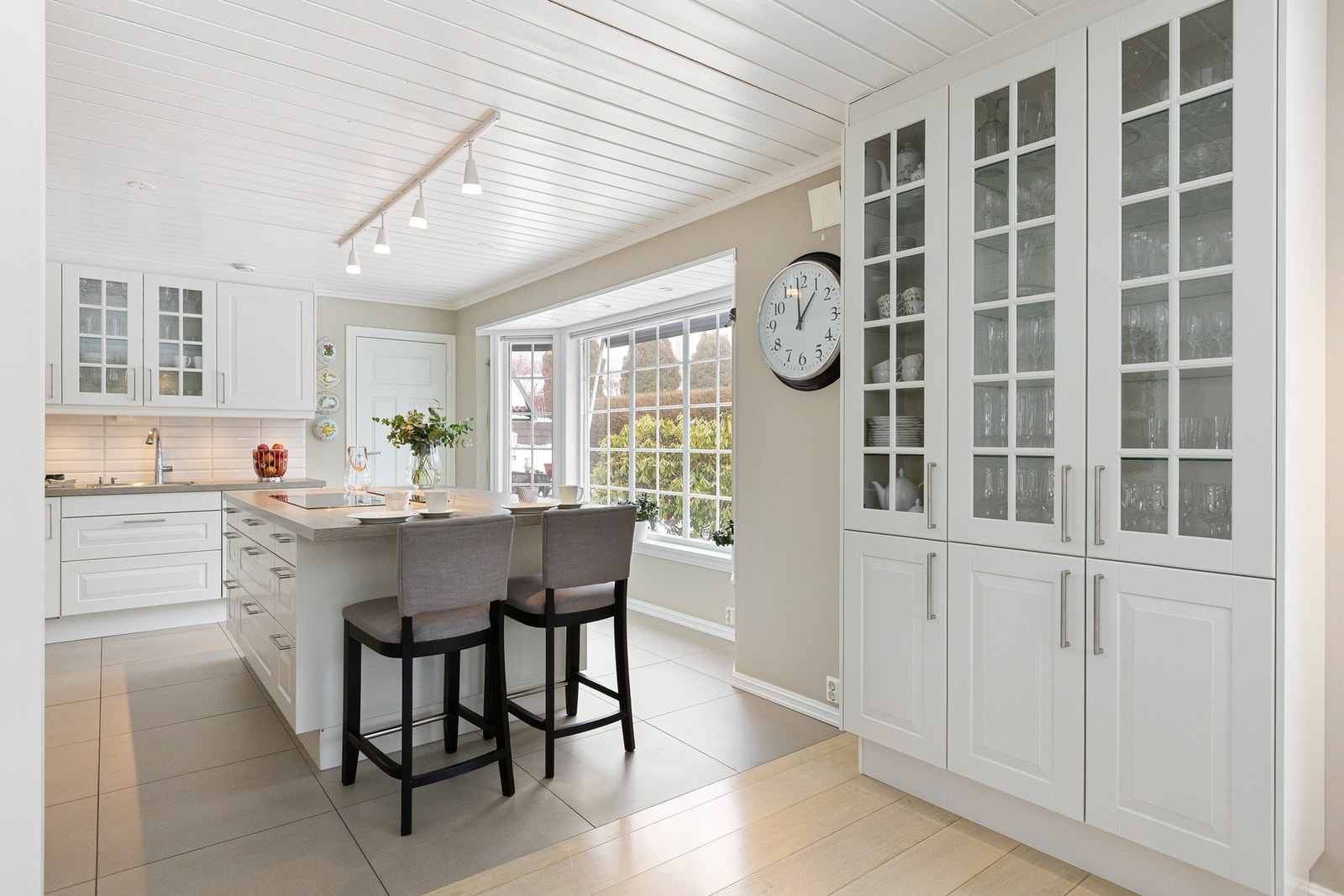 Kjøkkenet har flott innredning fra Norema fra 2015 med kjøkkenøy og gode løsninger Galleribilde