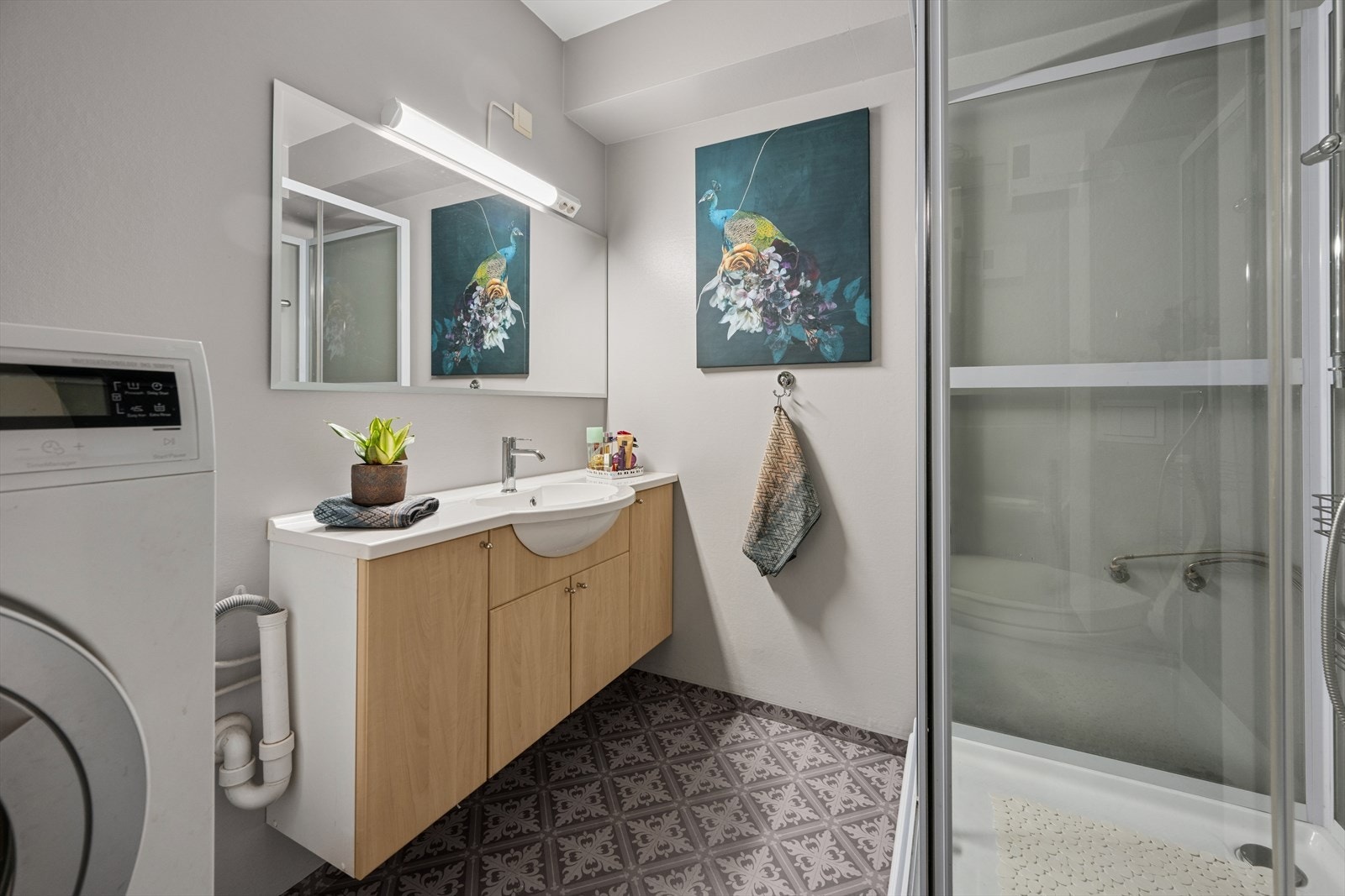 Badet ble modernisert i 2021 og er tidløst innredet med stilig vinylbelegg på gulv og våtromstapet/belegg på vegg. Galleribilde