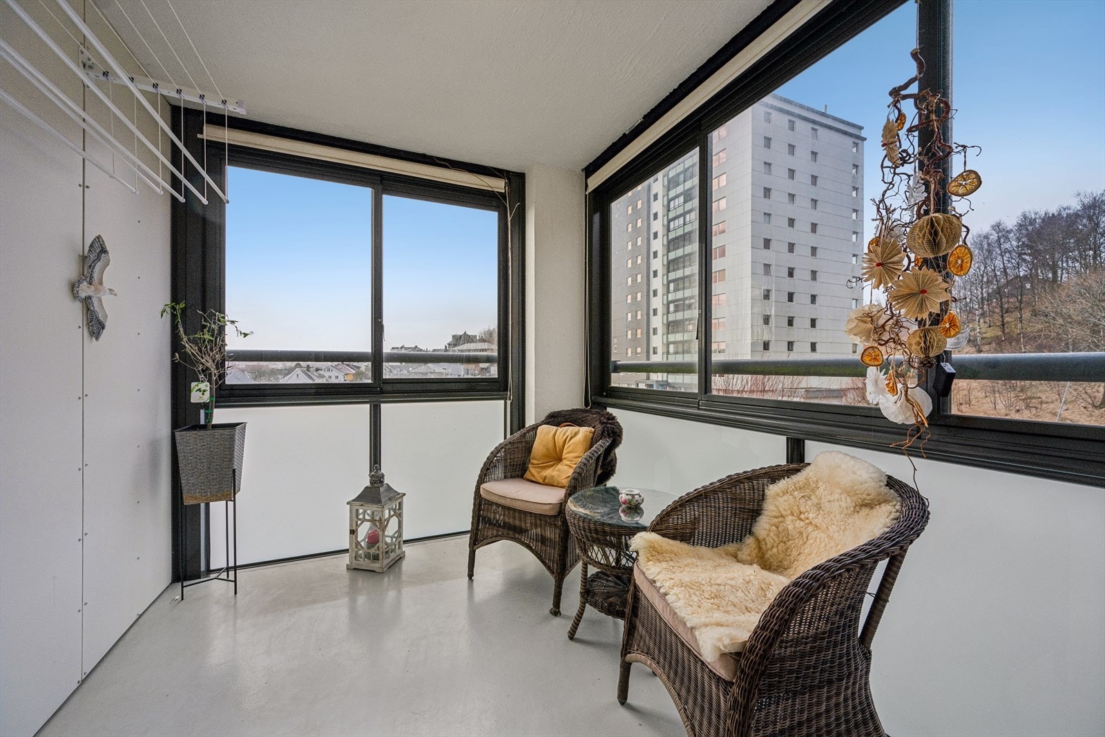 Fra stuen har man utgang til en koselig, innglasset balkong på 7 kvm hvor man har god plass til å møblere med en liten sittegruppe. Galleribilde