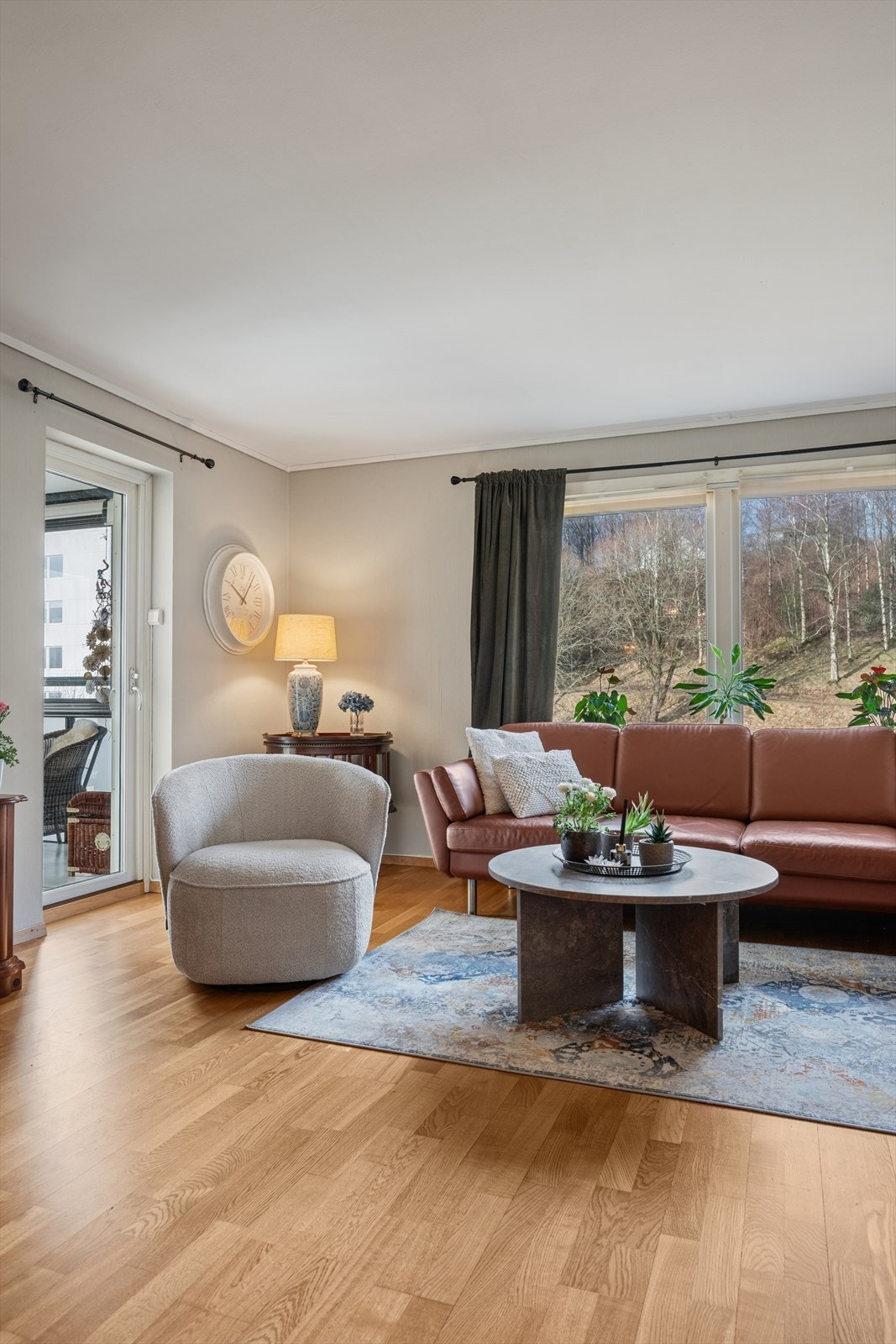 I stuen har man parkett på gulvet og malte flater i lyse og tidsriktige farger. Galleribilde