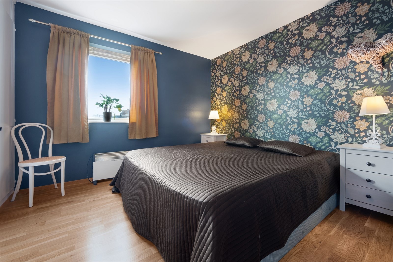 Hovedsoverommet er av god størrelse og utstyrt med garderobe som gir god lagringsplass. I tillegg har man god plass til både dobbeltseng og tilhørende møblement. Galleribilde