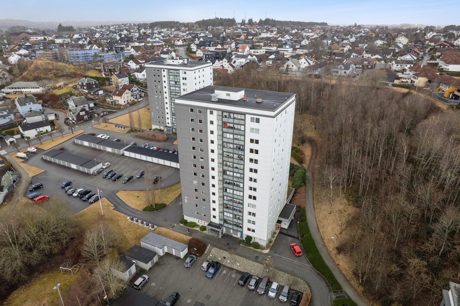 Leiligheten er del av det trivelige borettslaget "Gandsfjord borettslag" som består av 182 andeler. Felles, utvendig parkering uten faste plasser. Borettslaget har også garasjer som selges fritt internt. Galleribilde