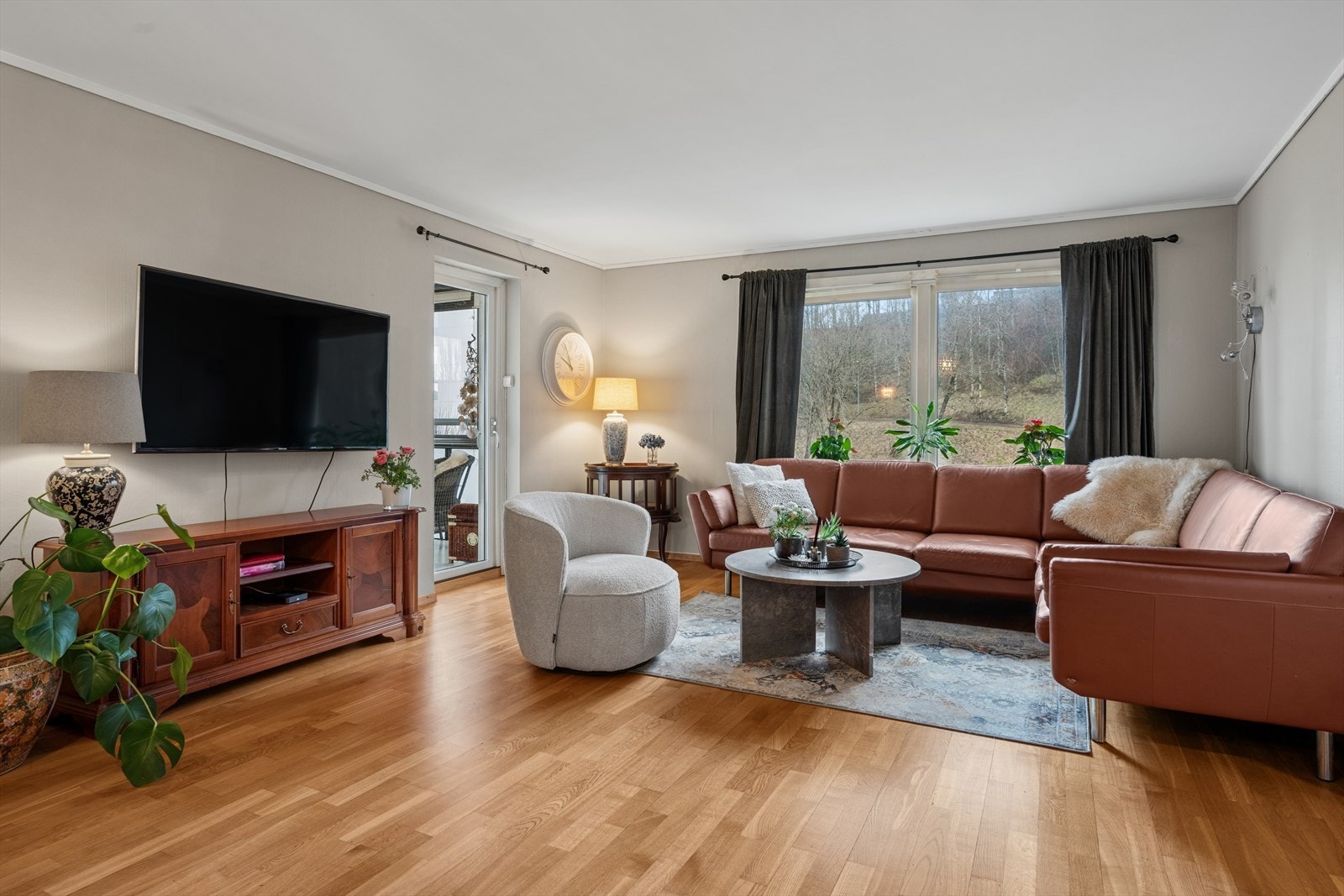 Stuen er lys og innbydende med store vindusflater som gir godt med naturlig lys. Her har man god plass til å møblere med både sittegruppe og spisebord. Galleribilde