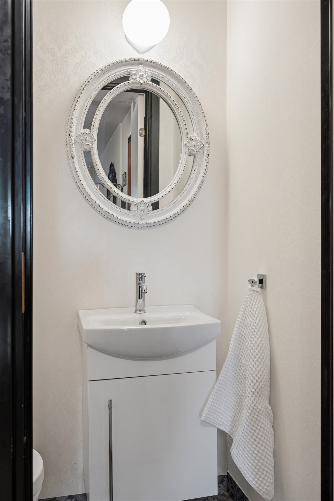 Leiligheten har også et toalettrom som er innredet med toalett og servant - Praktisk når man har gjester på besøk. Galleribilde