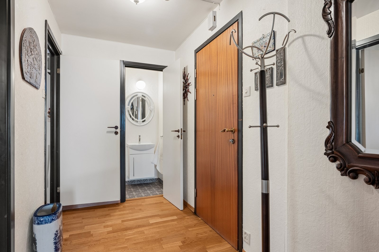 Man ønskes velkommen inn i en romslig entré hvor man har god plass til å henge fra seg yttertøy og sko. Galleribilde