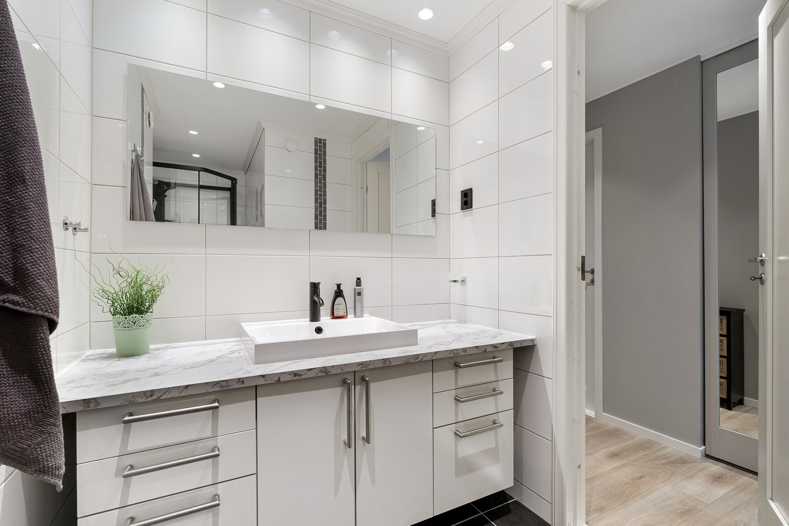 Badet har elektriske varmekabler i gulvet. Galleribilde