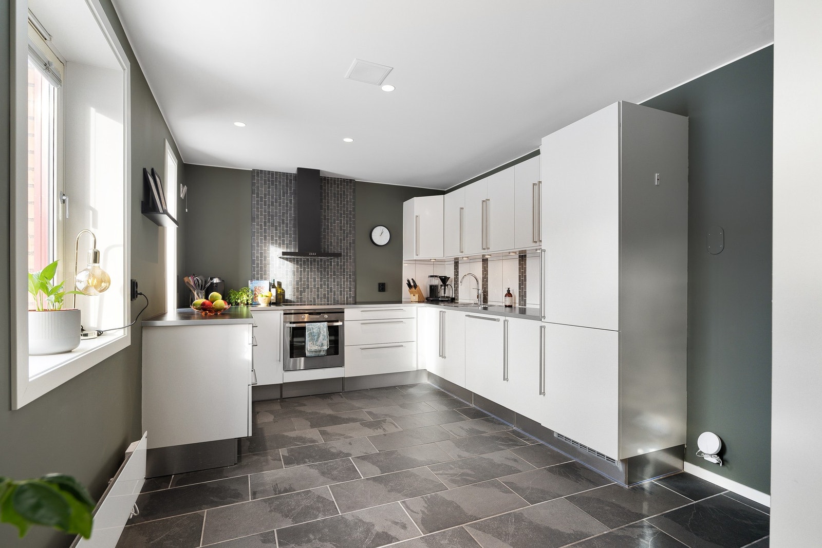 Stort kjøkken med integrerte hvitevarer. Galleribilde