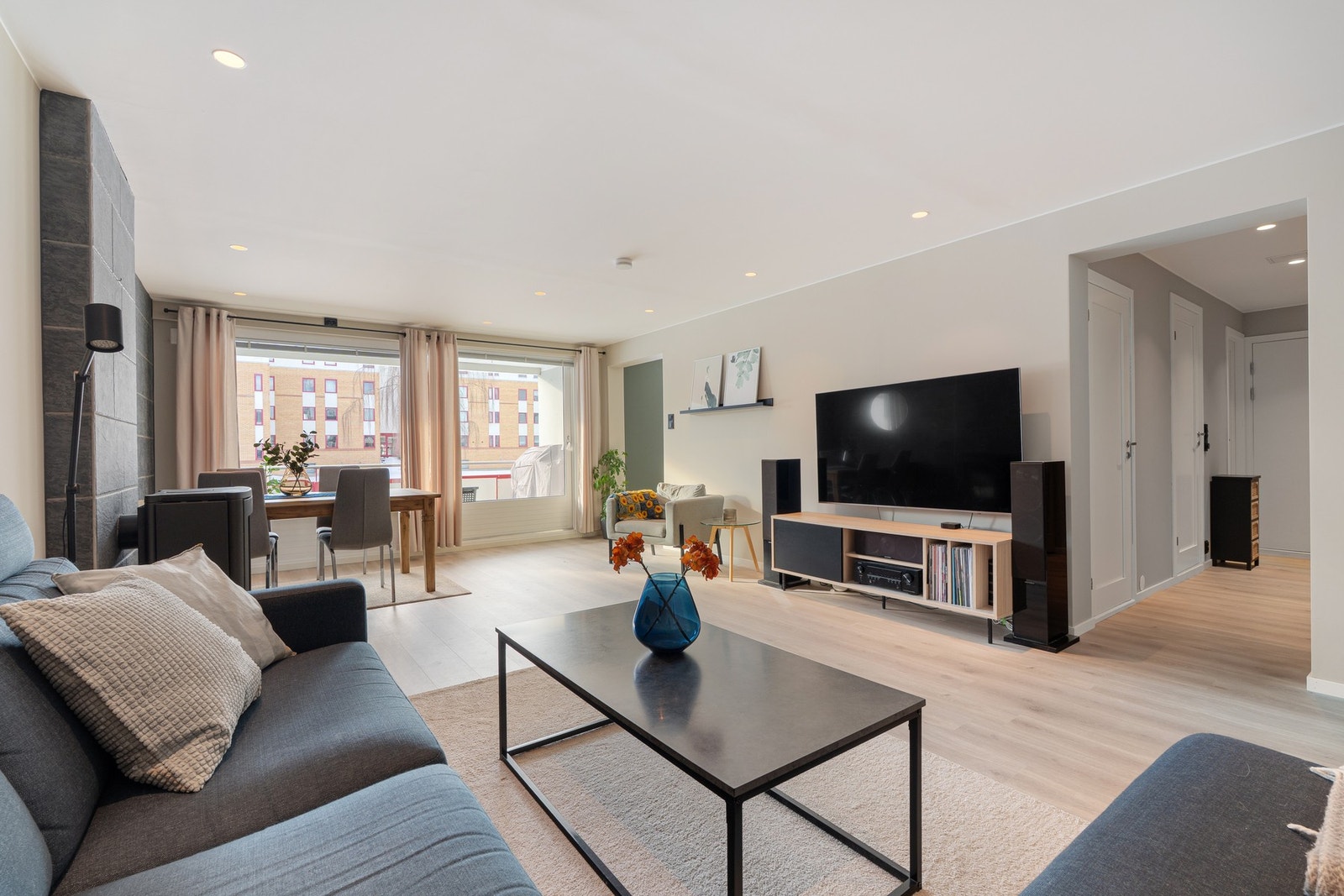 EiendomsMegler 1 ved Fredrik Nygård Flønes har gleden av å presentere Myrmannsvegen 22. Foto: Krogstad og Nervik, (Ekatarina Krogstad) Galleribilde