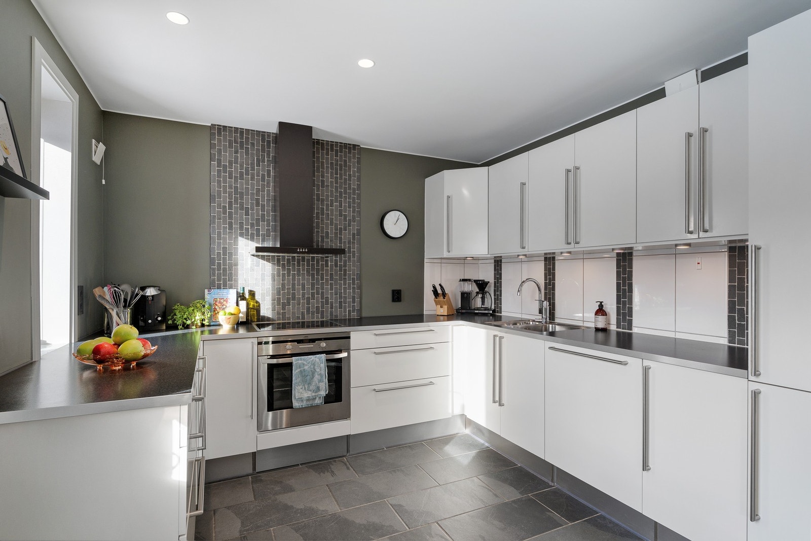 Kjøkkenet har rikelig med skap og benkeplass. Galleribilde