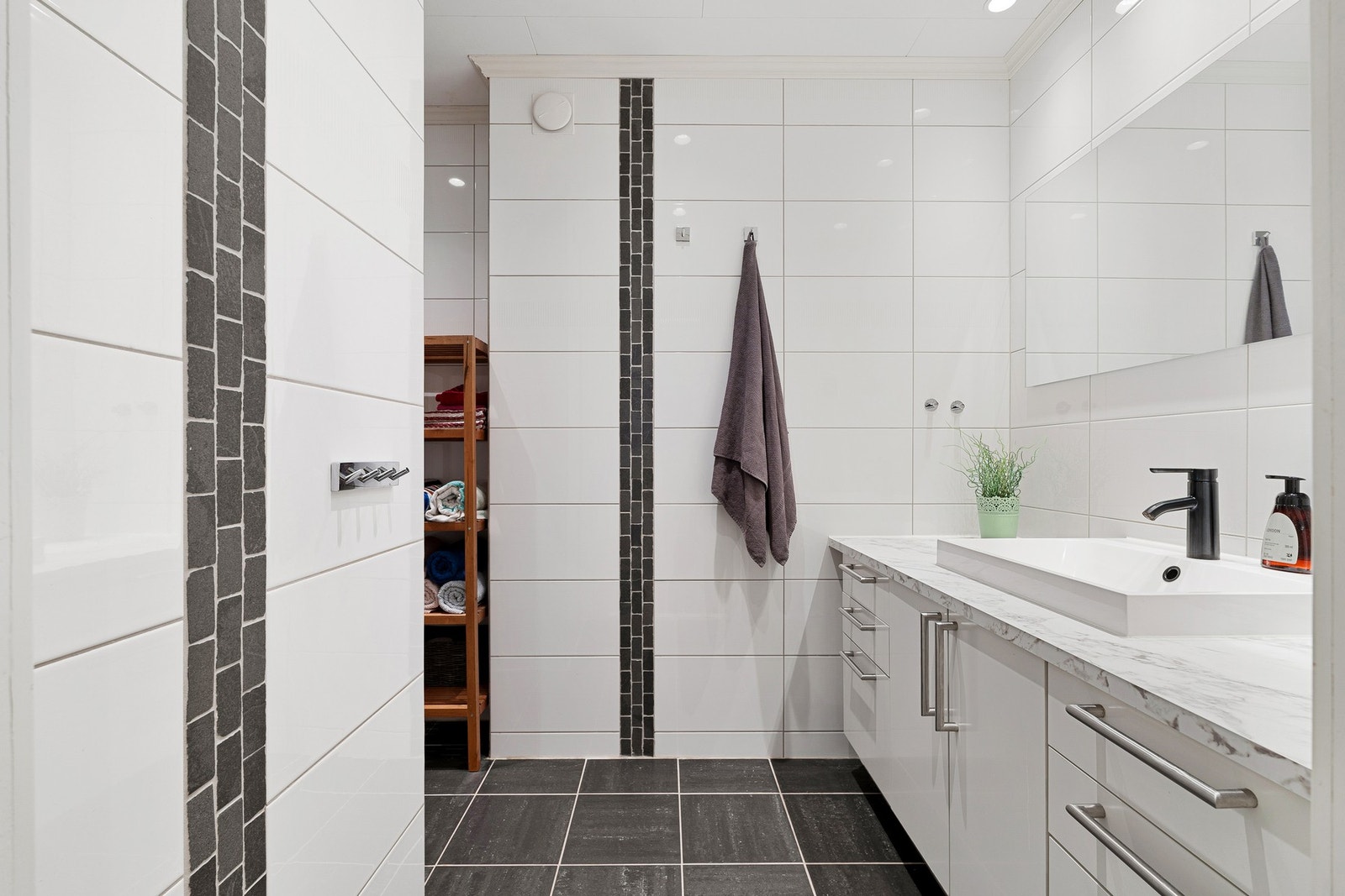 Stort flislagt bad. Galleribilde