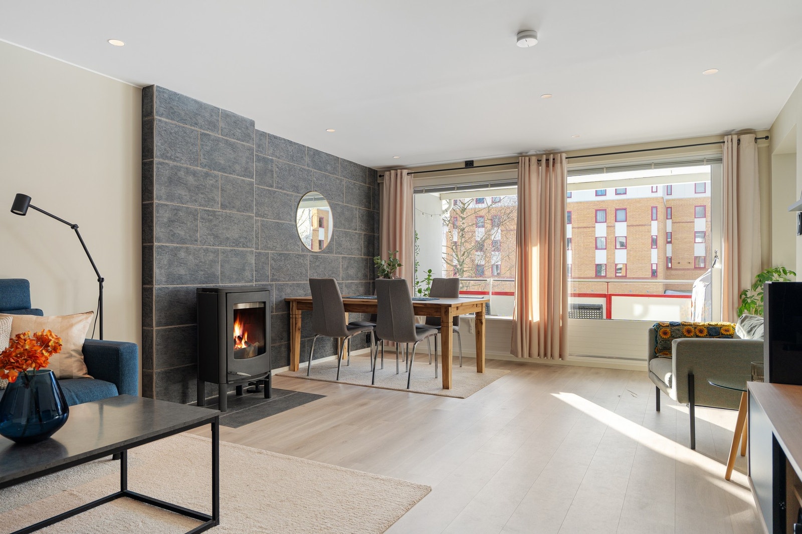 De store vindusflatene gir rikelig med naturlig lys. Galleribilde