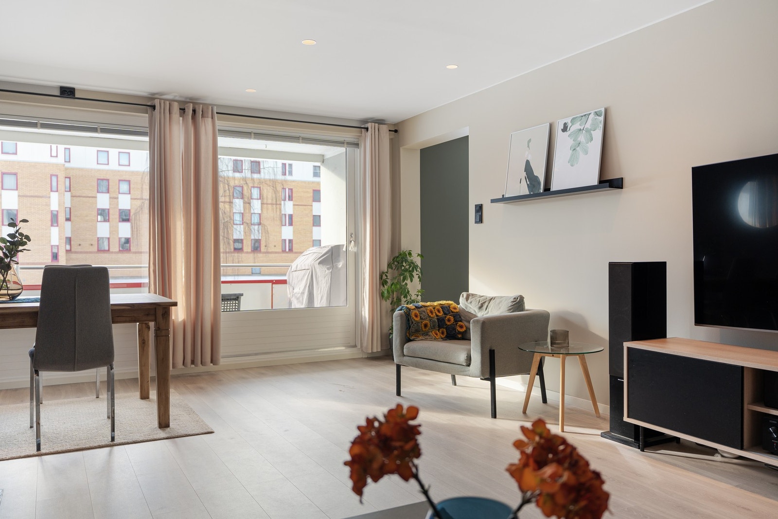 Fra stuen er det utgang til en flott balkong. Galleribilde