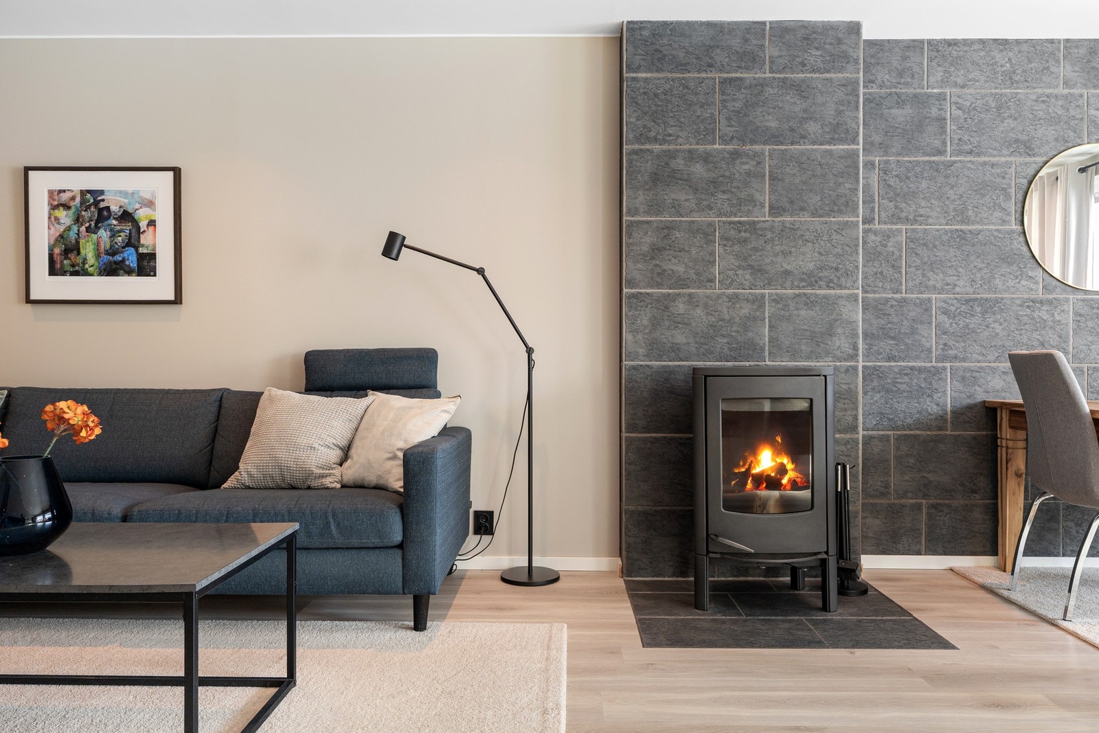 Vedovn skaper en hyggelig atmosfære og rimeligere oppvarming. Galleribilde