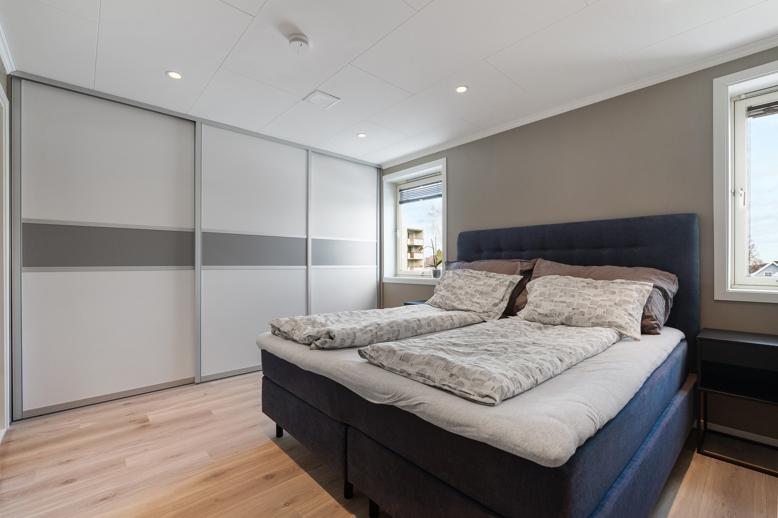 Stor skyvedørsgarderobe. Galleribilde