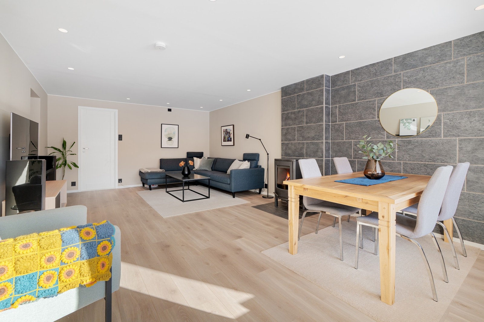 Romslig stue på hele 28,9m². Galleribilde