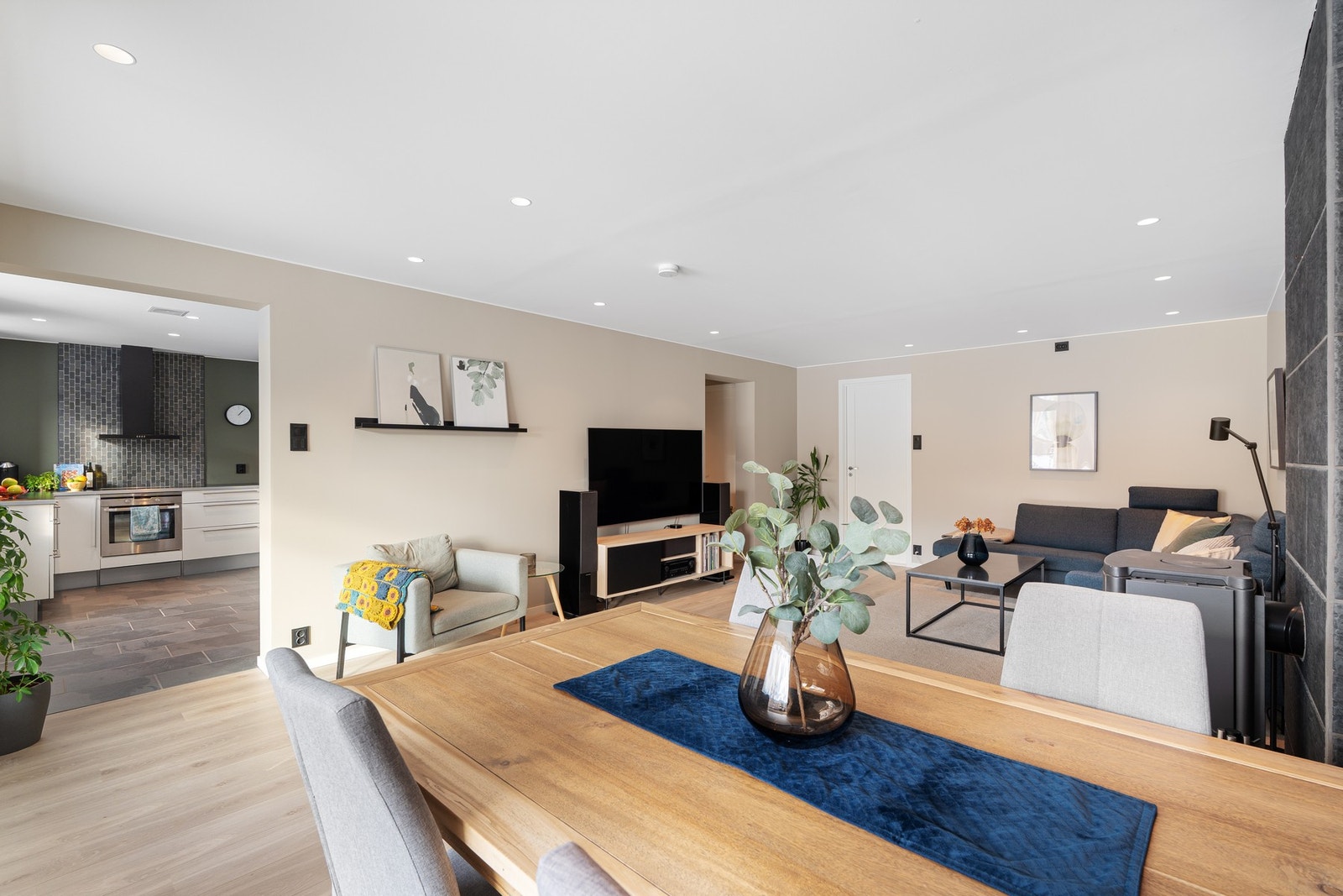 God plass til et stort spisebord. Galleribilde