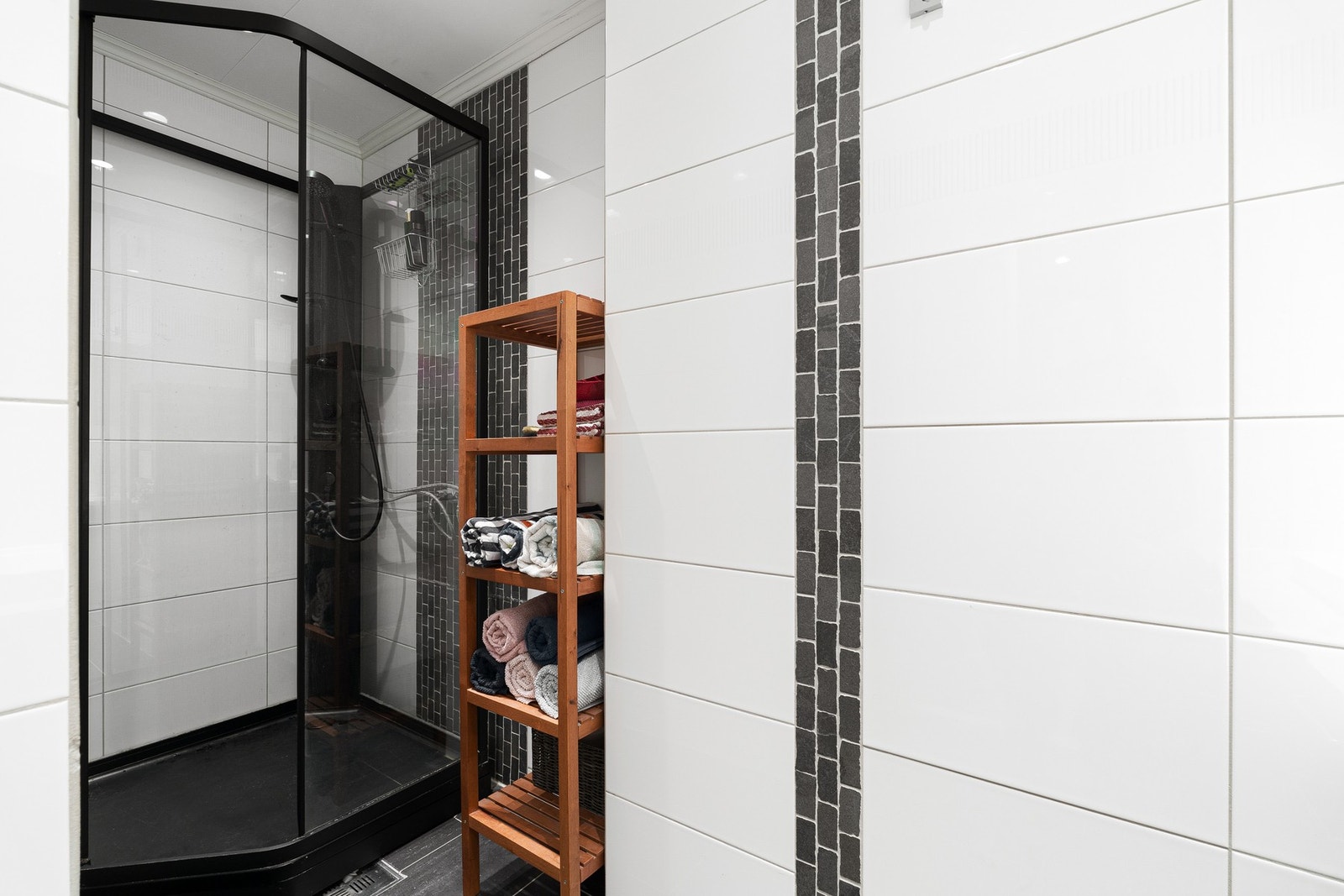 Dusjkabinetter ble byttet i 2023. Galleribilde