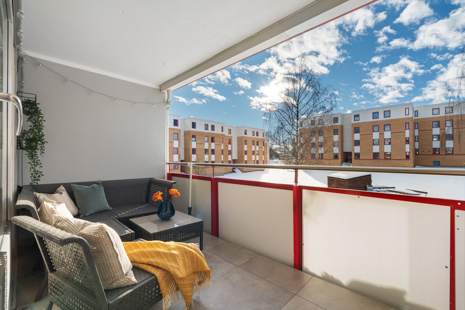 Balkong er sørvest vendt og har har svært gode solforhold. Galleribilde