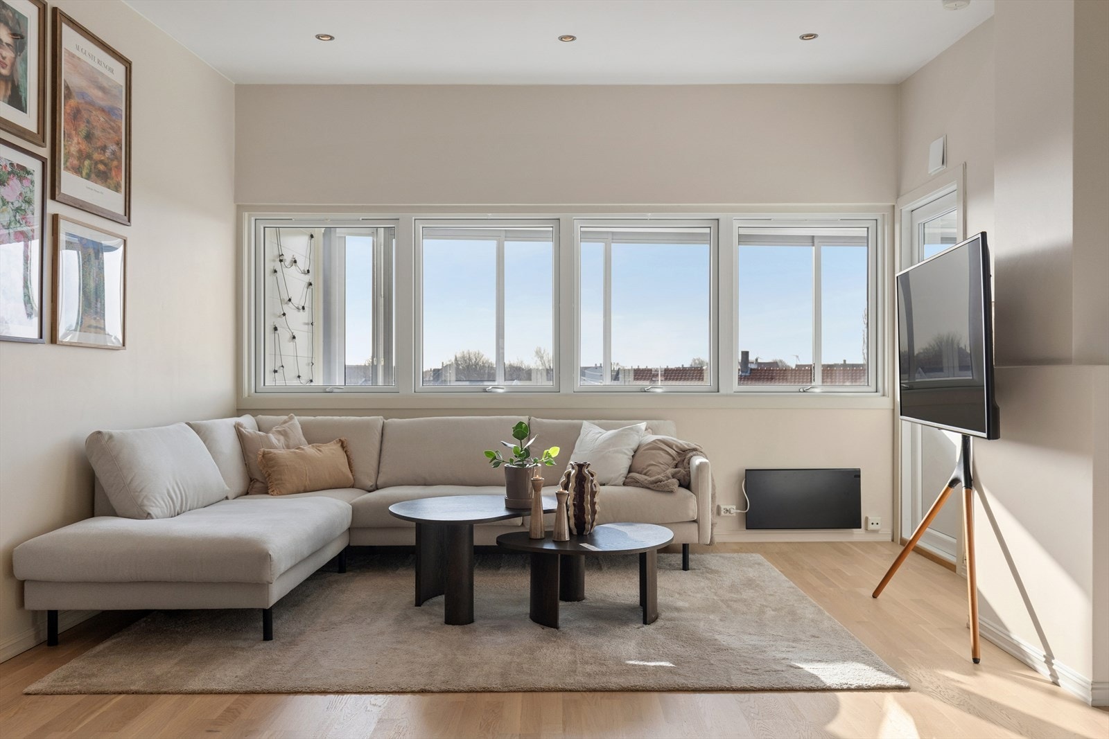 Lys og romslig stue med god plass til både sofagruppe og spisebord. Ekstra takhøyde som gir leiligheten godt med lys og god romfølelse. Galleribilde