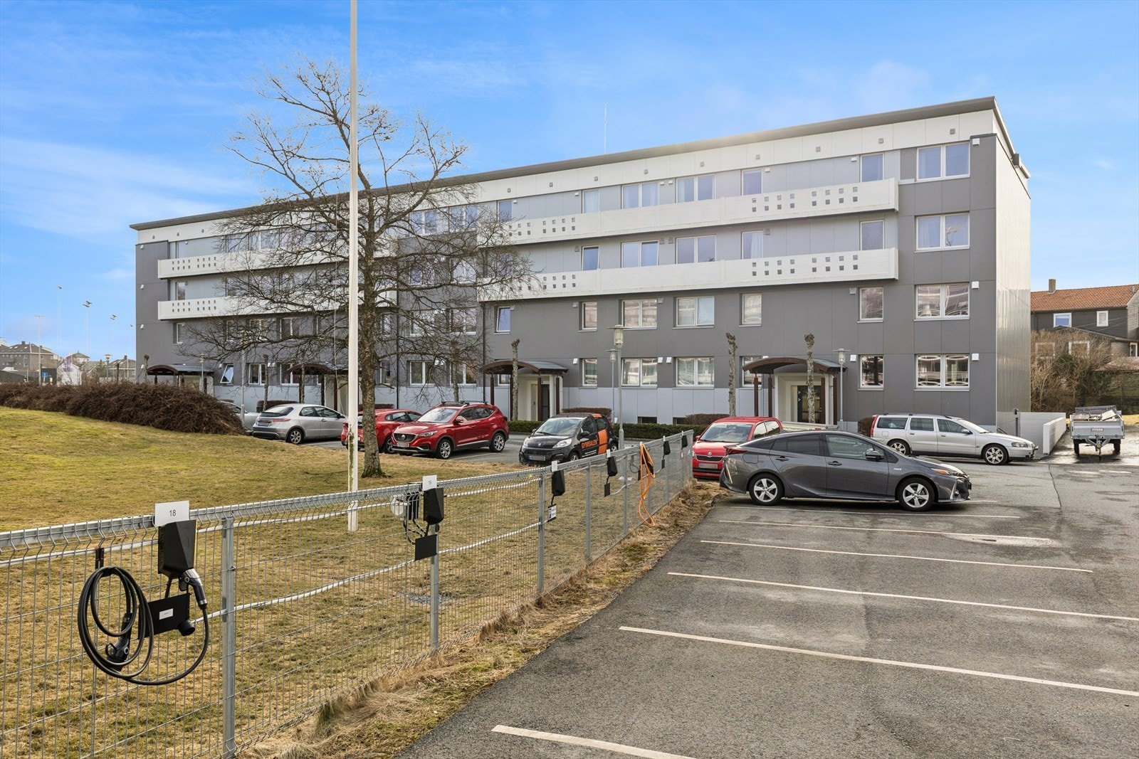 Felles biloppstillingsplass. Det er ladeanlegg med 24 plasser via bestillingsløsning. Om man bestiller lading får man fast privat parkeringsplass. Galleribilde