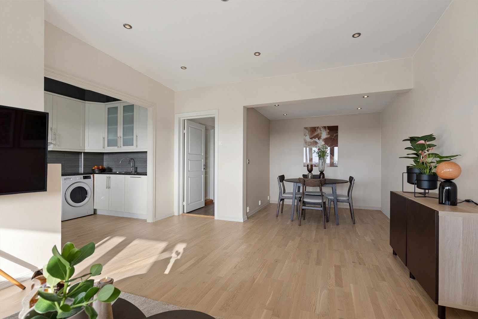 Listefrie overganger mellom vegg og tak, samt downlights i himling gir leiligheten et moderne preg. Galleribilde