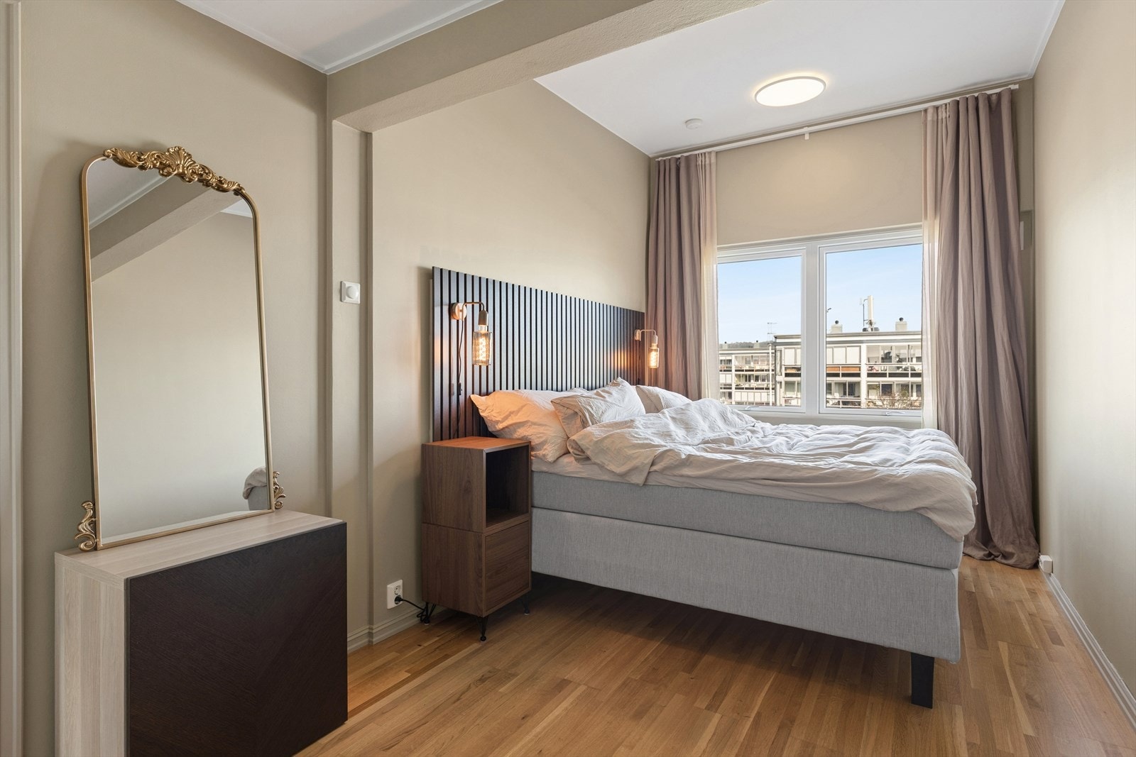 Leiligheten har to gode dobbelsoverom. Begge vender mot øst, noe som gir svale rom og behagelig morgensol. Galleribilde