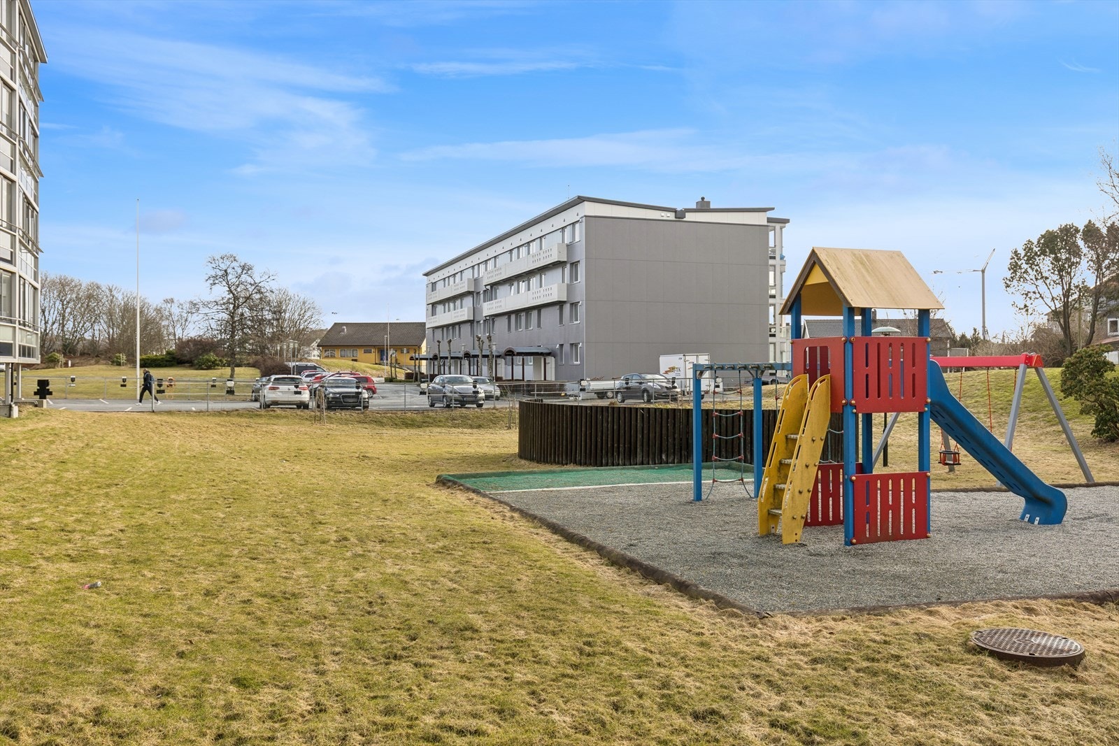 Felles eiet tomt for borettslaget med lekeplass, grillplass, flotte grøntområder m.m. Galleribilde