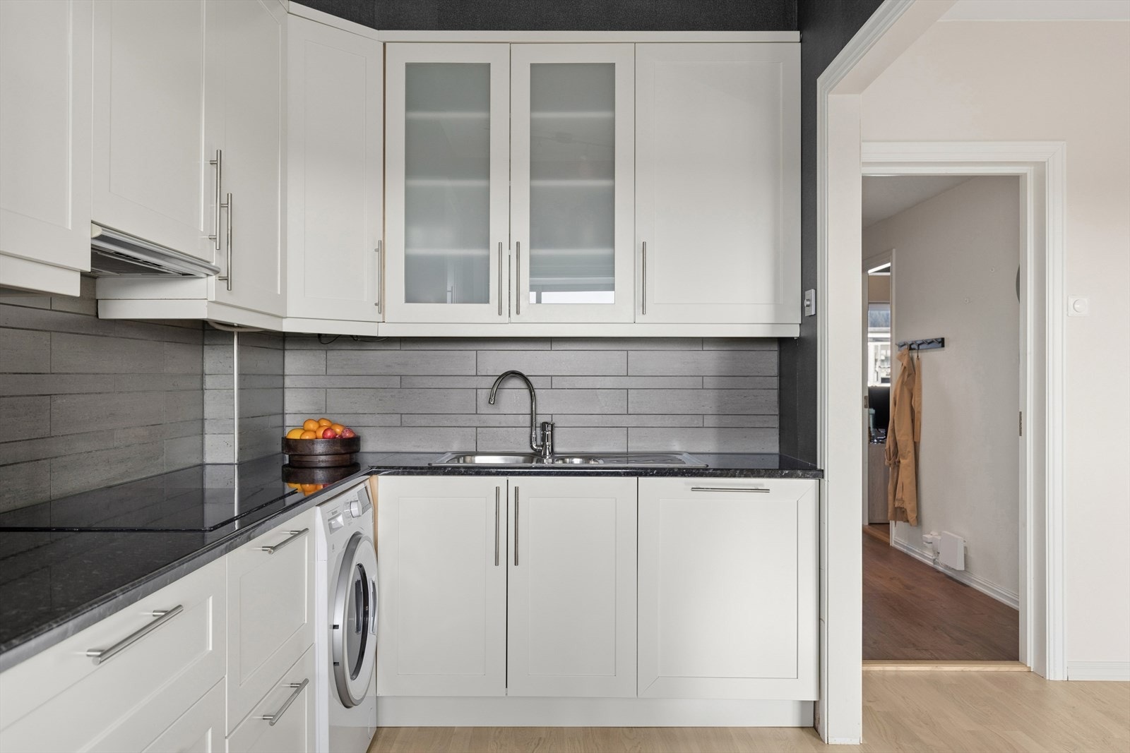 Kjøkkenet har integrerte hvitevarer som platetopp, stekeovn, oppvaskmaskin og kjøleskap med frysedel, som alle medfølger. Galleribilde