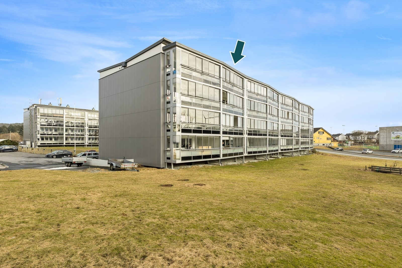 Flott og innbydende toppleilighet m/ vestvendt innglasset balkong! Galleribilde