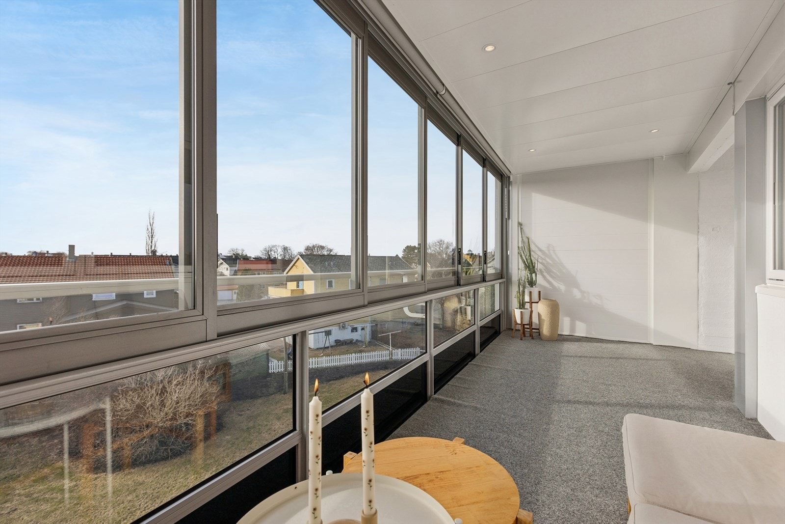 God plass til sittegruppe og fin utsikt over nabolaget. Galleribilde