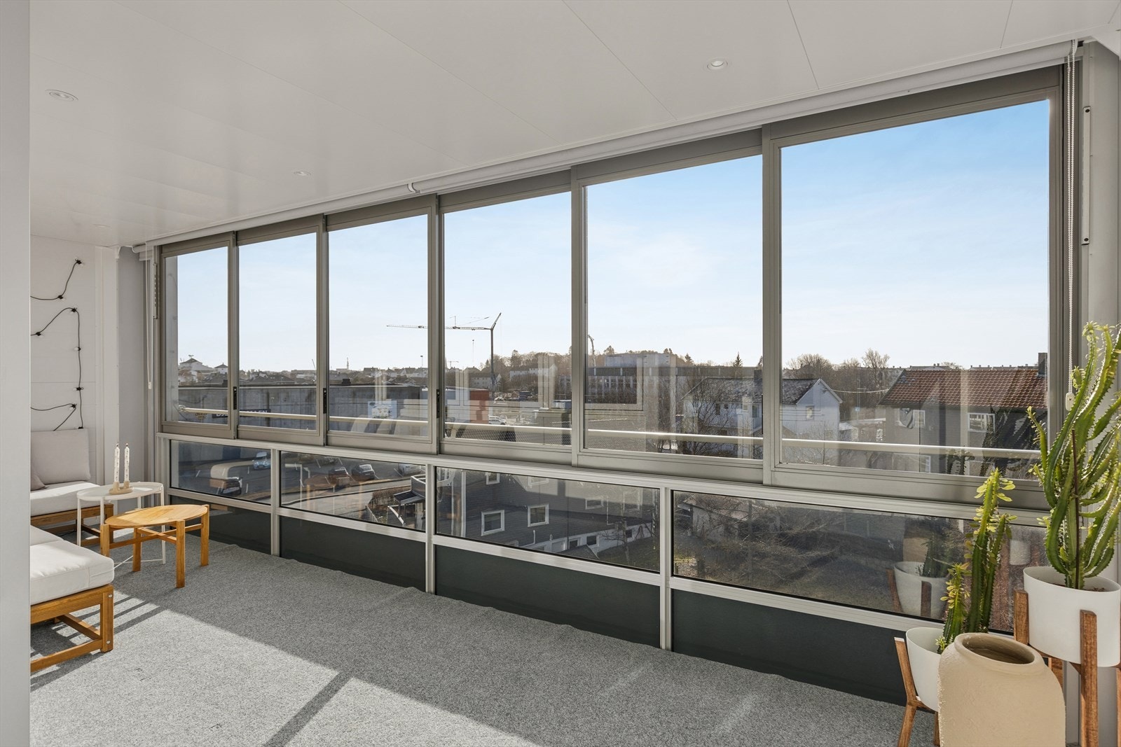 Innglasset balkong på 15 m2 byr på gode solforhold ettermiddag/kveld samt nydelige solnedganger! Galleribilde