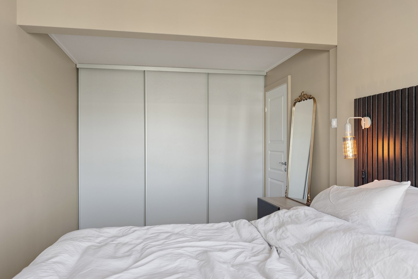 Soverommene er utstyrt med skyvedørsgarderober som gir rikelig med oppbevaringsplass. Galleribilde