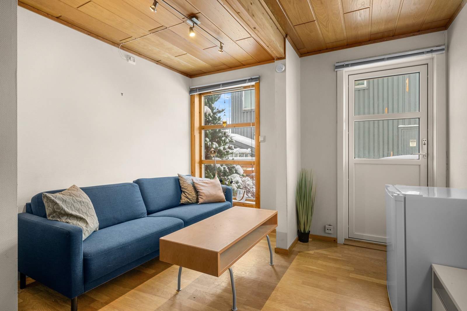 Stuen i 1. etasje er på 13 kvm og har utgang til balkong. Galleribilde