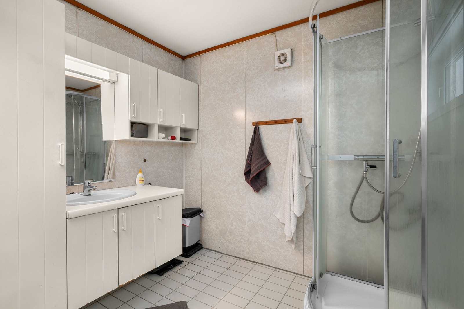 Baderom i 1. etasje på 7,5 kvm. Galleribilde