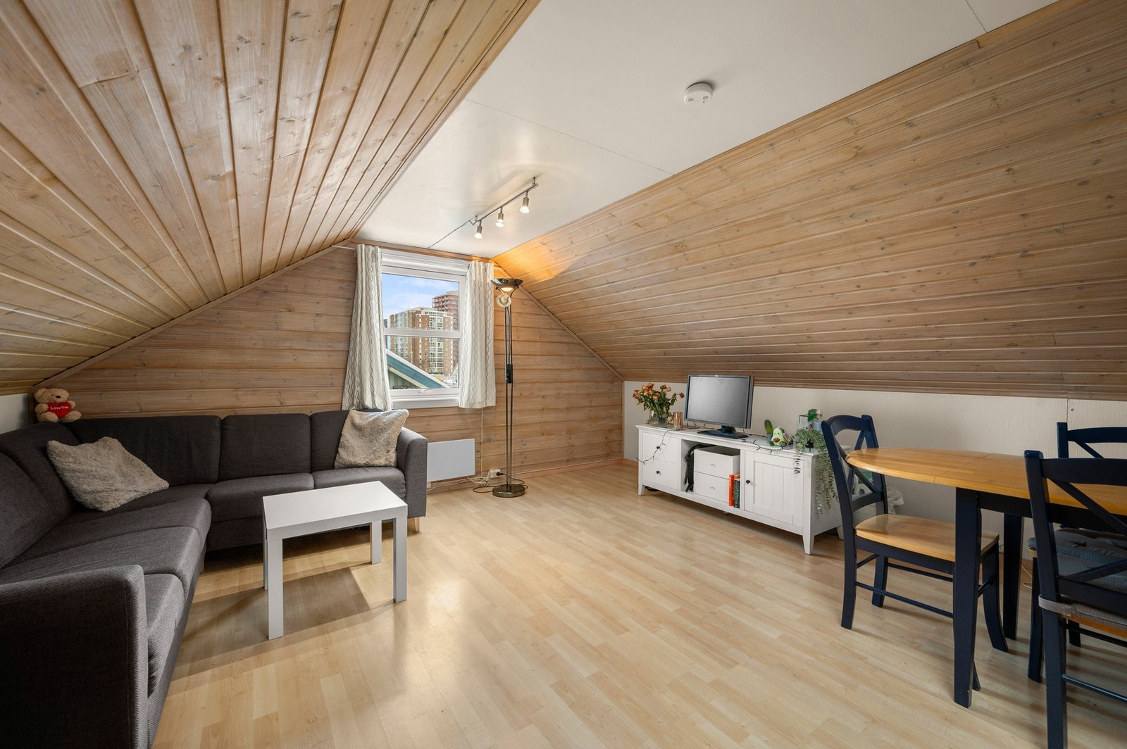 Romslig sone for sofagruppe og spisegruppe. Galleribilde