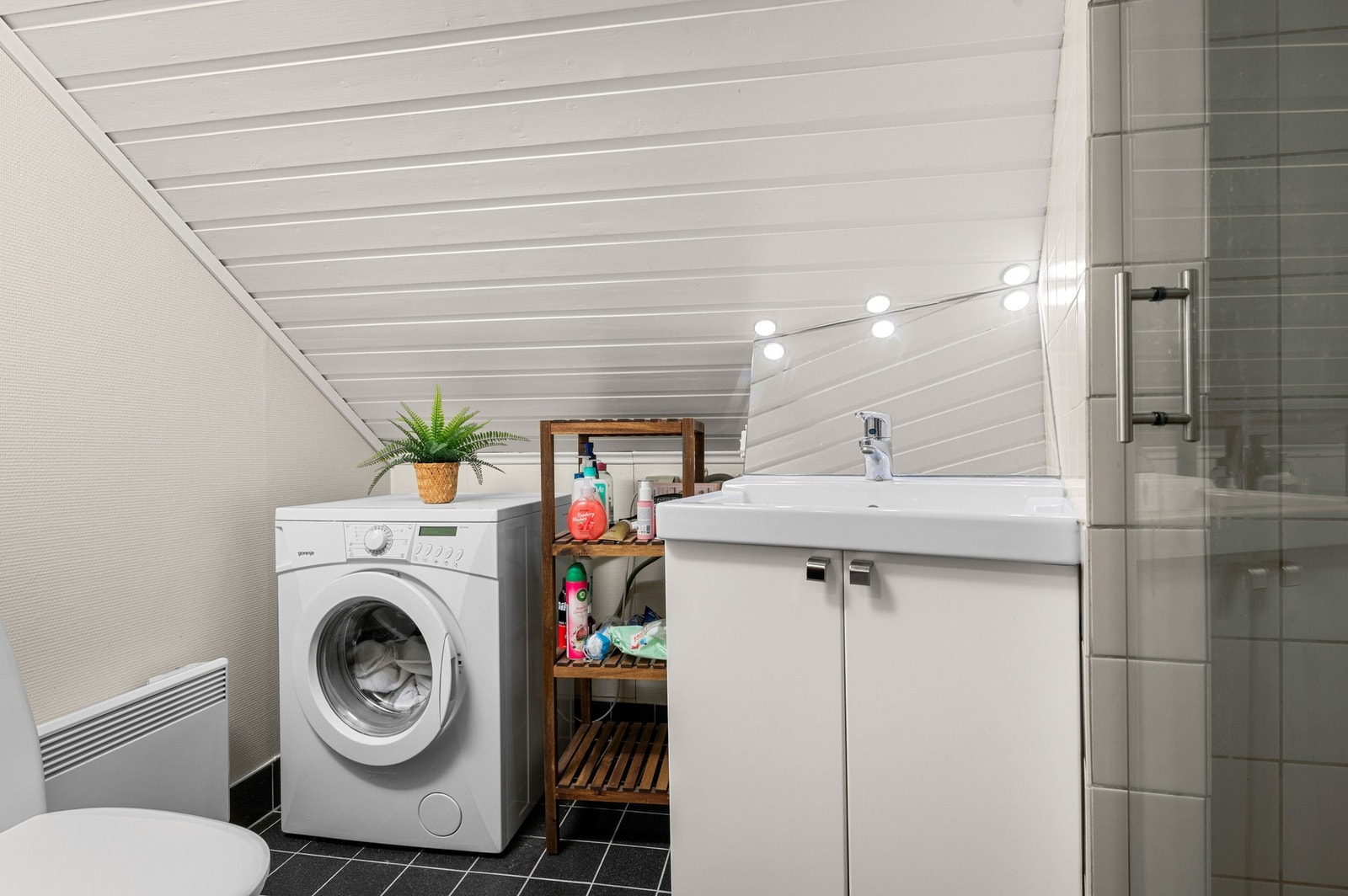 Baderommet i loft-etasjen. WC, servant, dusj og opplegg for vaskemaskin. Galleribilde