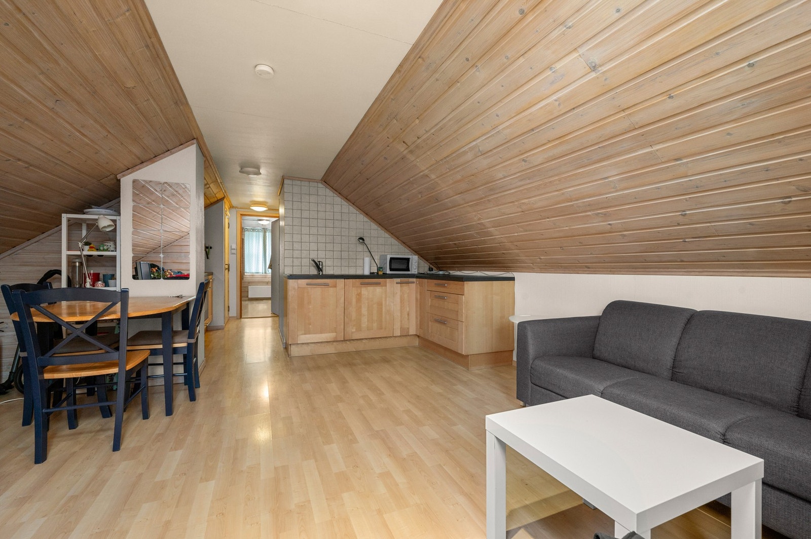 Oppe på loftet finner man kjøkken, stue, bad og soverom. Galleribilde