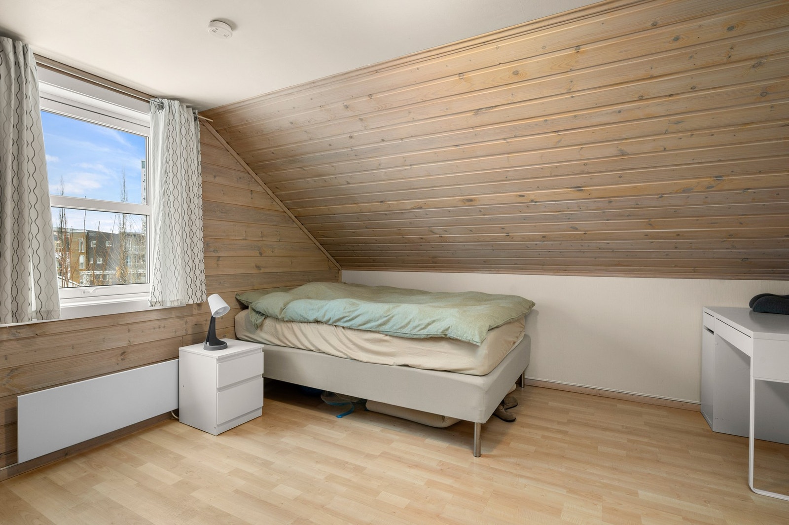 Soverom i loft-etasjen med gulvareal på 16,5 kvm. Galleribilde
