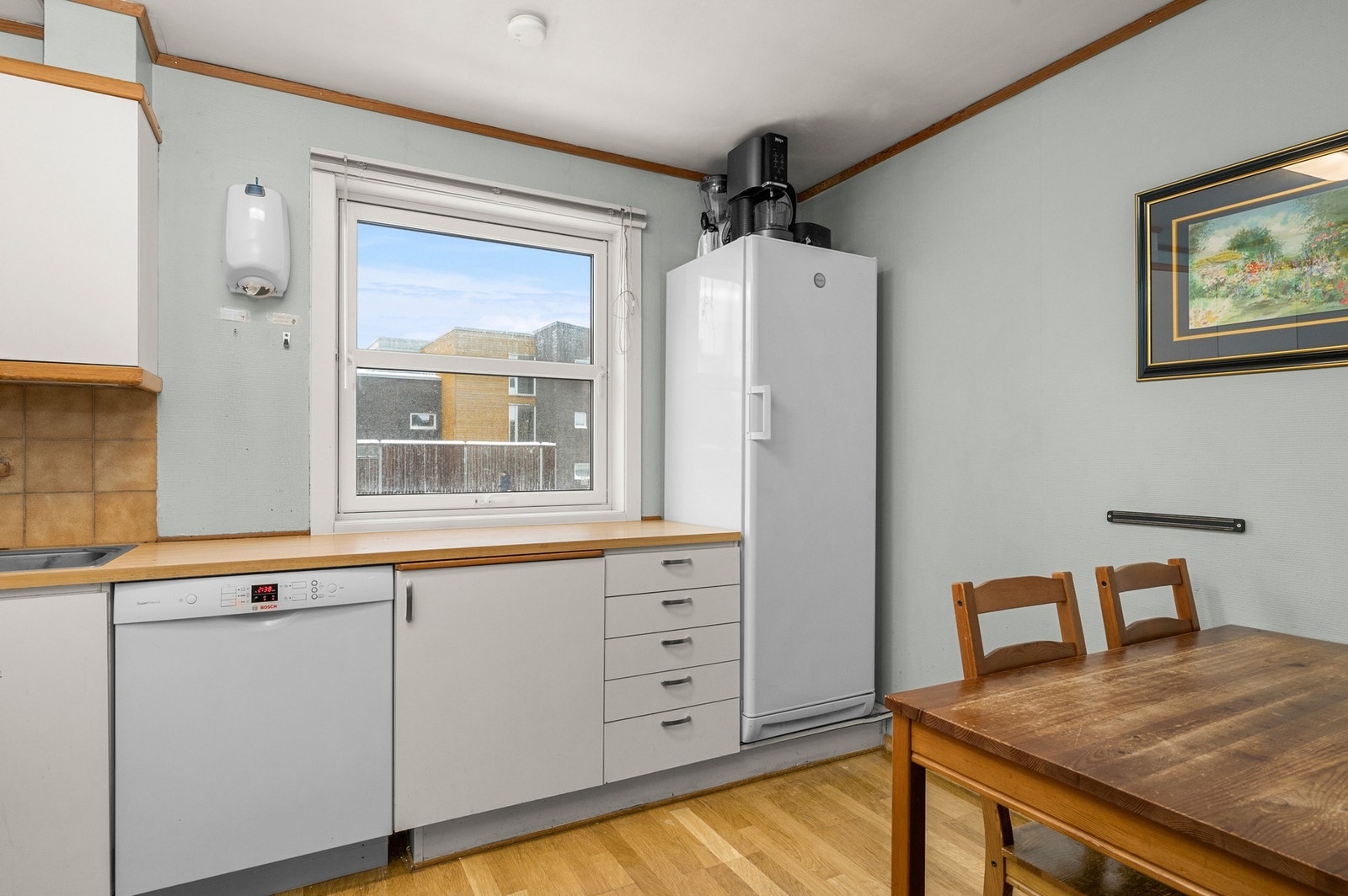 Lyst kjøkken, med gode oppbevaringsmuligheter. Galleribilde