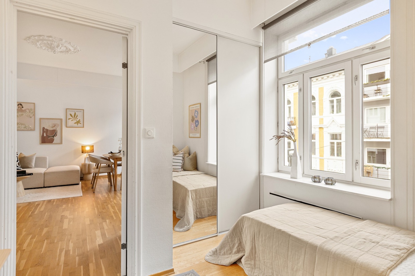 Praktisk skyvedørsgarderobe med god plass til klesoppbevaring. Galleribilde