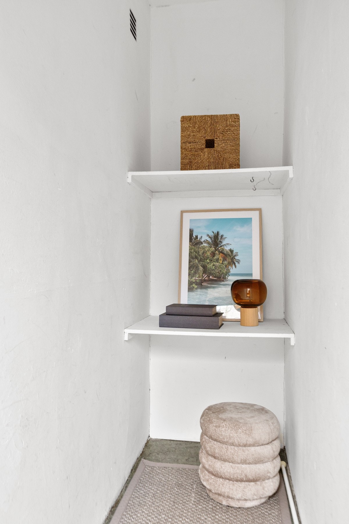 Praktisk innvendig bod på hovedsoverommet i tillegg til kjellerbod på 3m2. Galleribilde