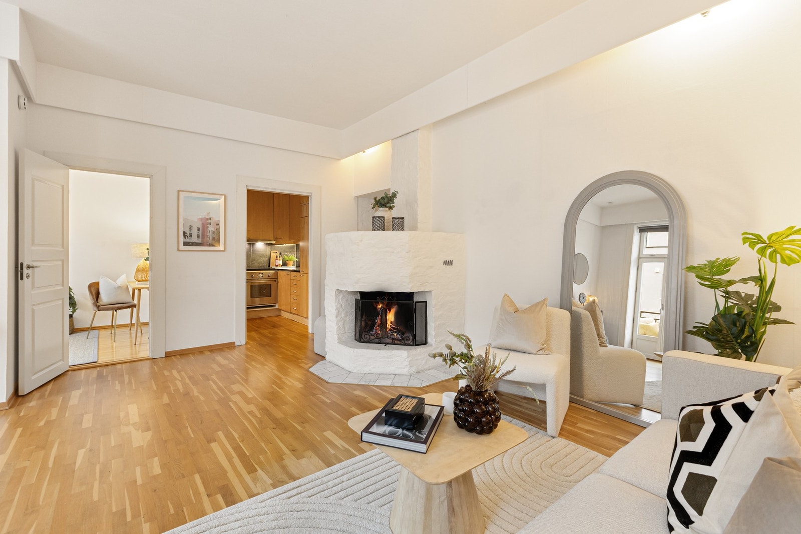 Utgang fra stue til solrik balkong. Galleribilde