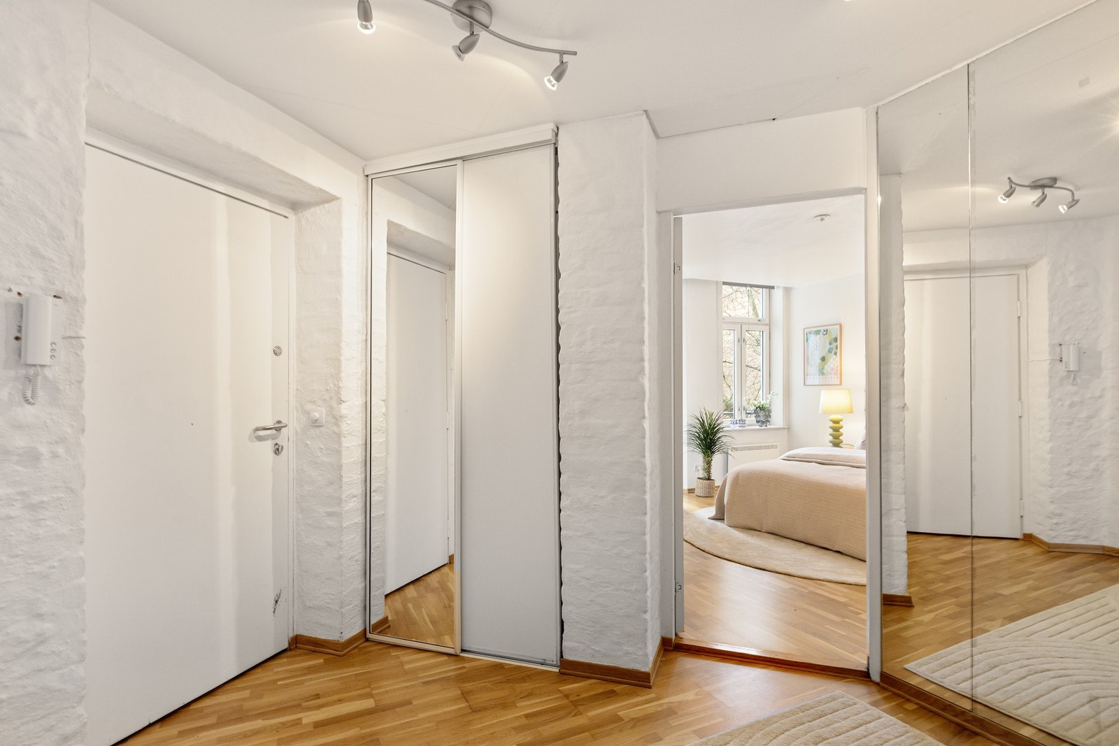 Praktisk skyvedørsgarderobe som gir oppbevaringsplass til yttertøy og sko. Galleribilde