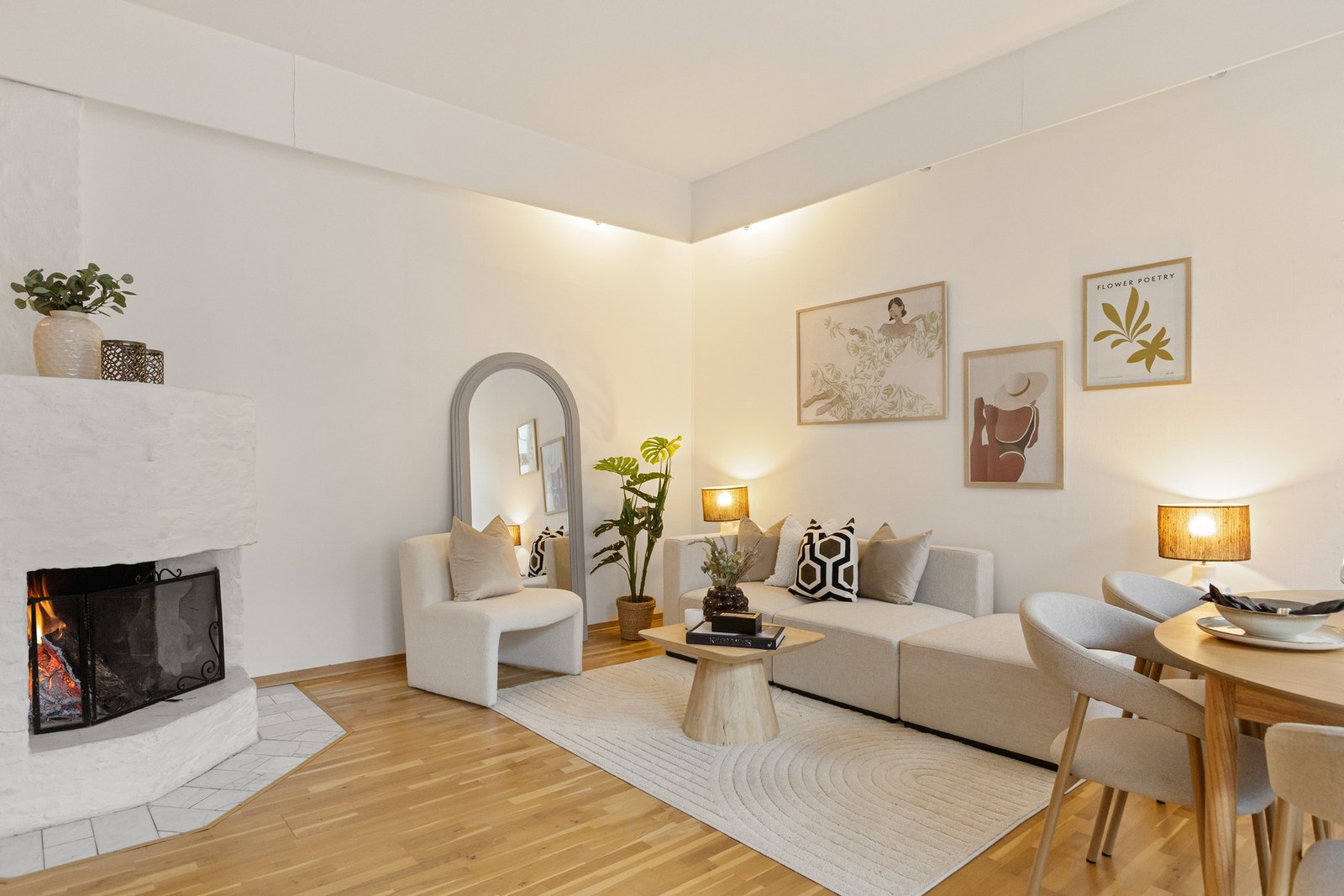 God plass til sofagruppe med tilhørende møblement ved peis. Galleribilde