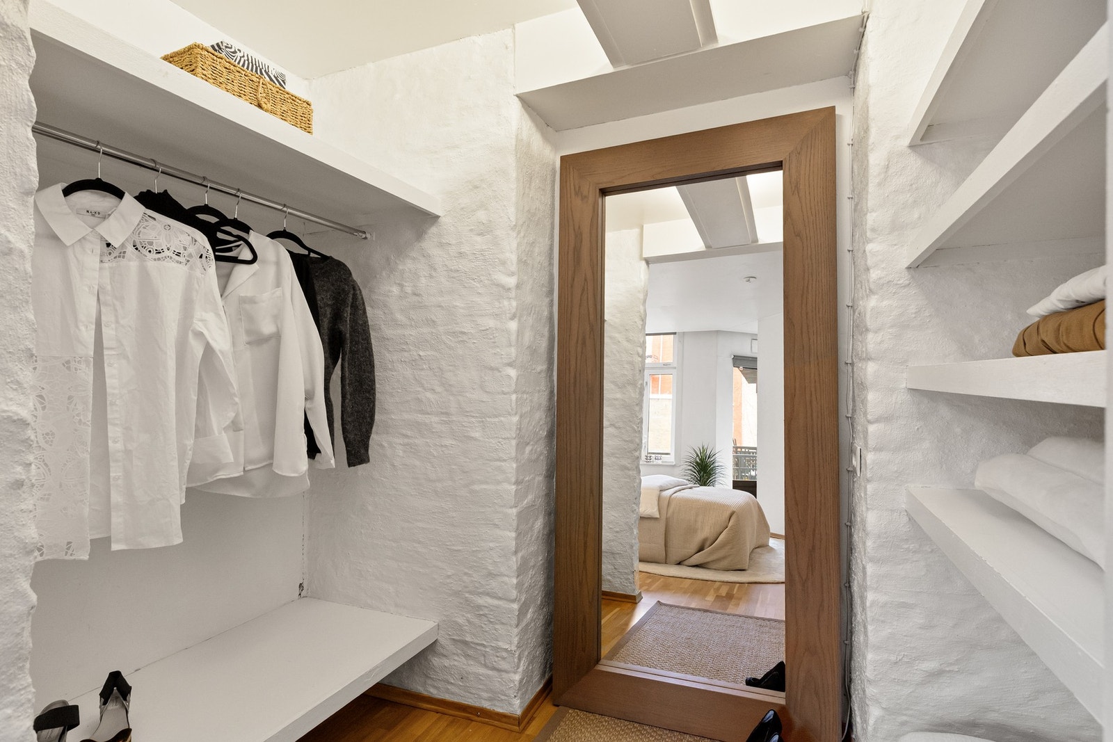 Walk-in garderobe tilhørende hovedsoverommet. Galleribilde