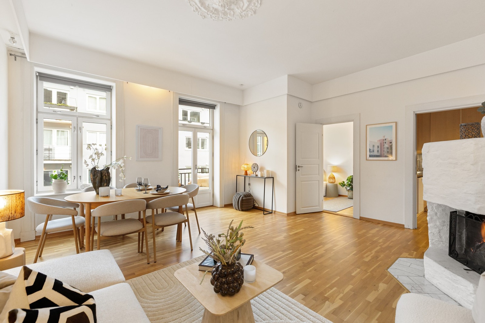 Lys stue med store vindusflater. Galleribilde