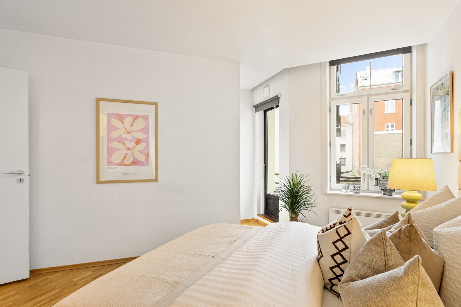 Utgang til brannbalkong som vender ut mot en rolig bakgård. Galleribilde