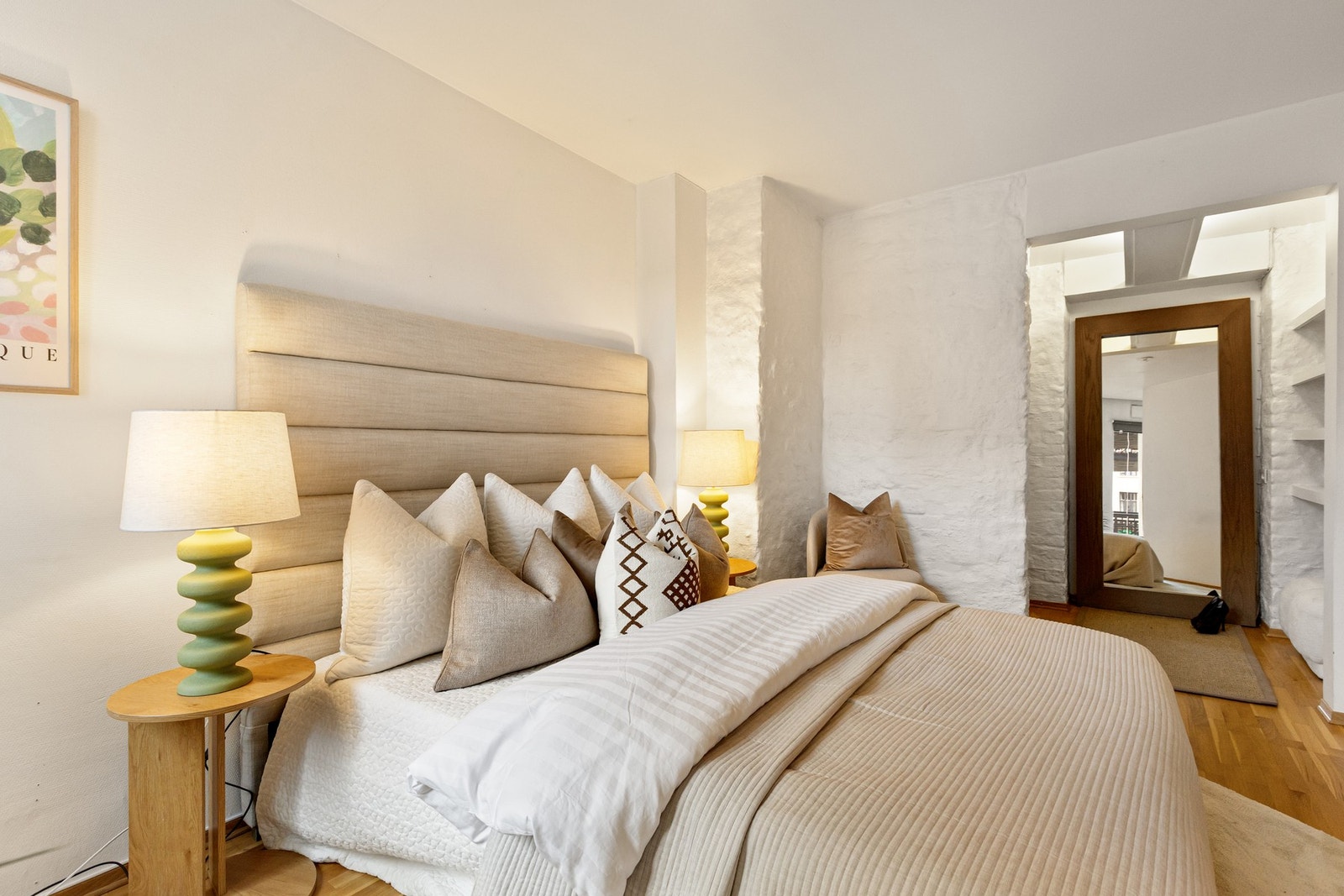 Hovedsoverommet har god plass til dobbeltseng og nattbord på hver side. Galleribilde