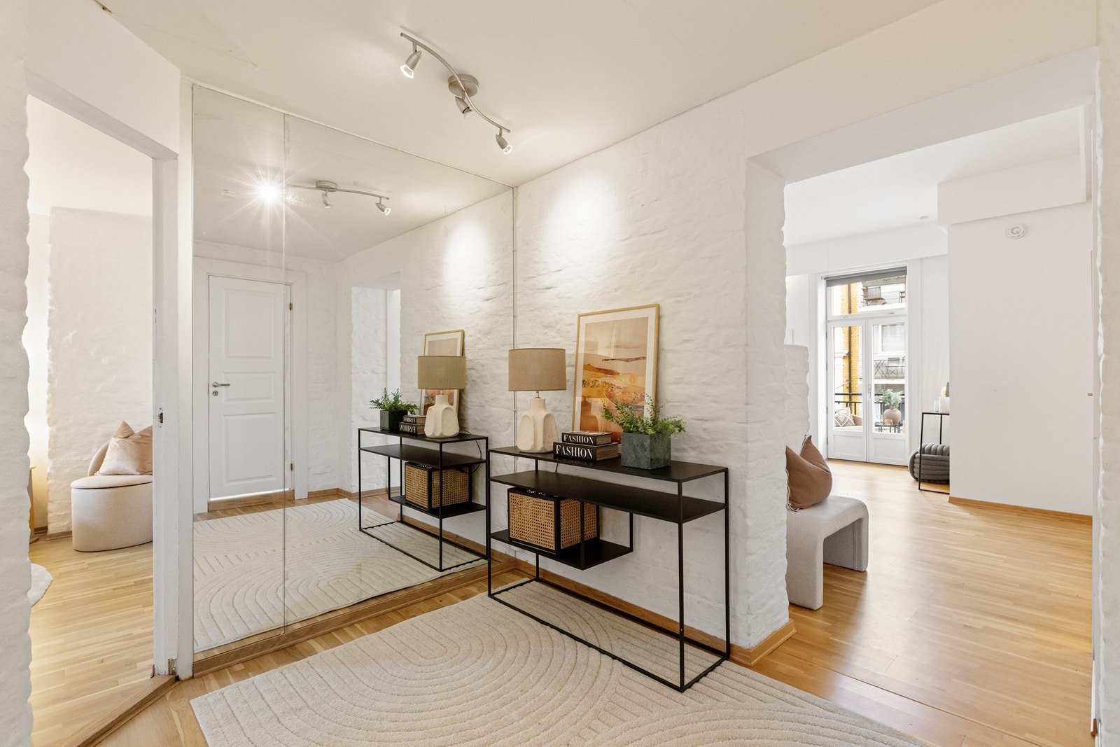 Stor entré med plass til møblement. Galleribilde